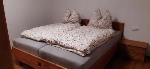 Una cama con cuatro almohadas encima. en Hufeisen, en Hopferau