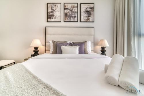 Postel nebo postele na pokoji v ubytování Harmonious 2BR with Assistant Room at Mesk 1 Midtown Dubai Production City by Deluxe Holiday Homes
