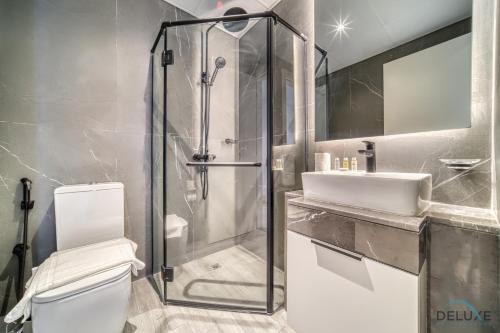 Koupelna v ubytování Harmonious 2BR with Assistant Room at Mesk 1 Midtown Dubai Production City by Deluxe Holiday Homes