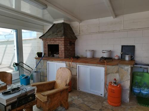uma cozinha com um forno de tijolos num quarto em Casa Fina em Foz