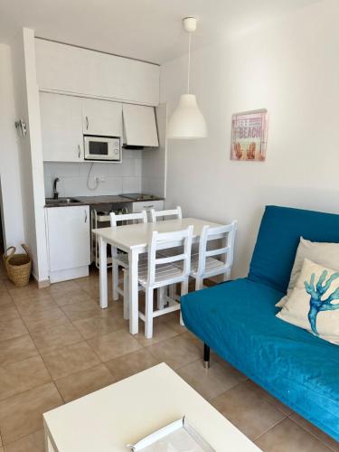 - un salon avec un canapé et une table dans l'établissement Apartamentos Calan Blanes Park CB APM 2142 ,nº207, à Cala en Blanes