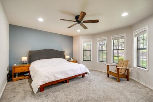 een slaapkamer met een bed en een plafondventilator bij Spacious Austin Vacation Rental with Deck! in Dripping Springs