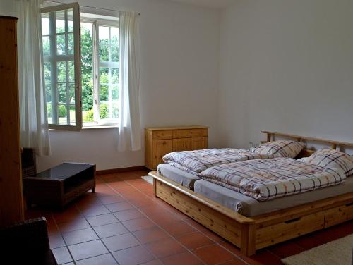 a bedroom with two twin beds and a window at Ferienwohnung Art Land in Badbergen