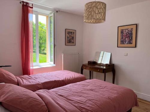 - une chambre avec 2 lits, une fenêtre et un bureau dans l'établissement Maison vue superbe, 1-6 pers, Teilhet, Auvergne, à Teilhet