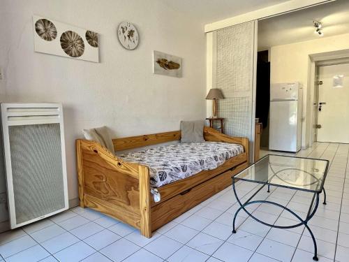 une chambre avec un lit et une table en verre dans l'établissement Studio avec Piscines, Proche Plage et Commerces - 4 Couchages, Garage, Lave-Linge, TV - FR-1-225-445, à Argelès-sur-Mer
