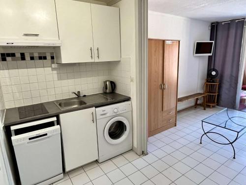 une cuisine avec une machine à laver et un évier dans l'établissement Studio avec Piscines, Proche Plage et Commerces - 4 Couchages, Garage, Lave-Linge, TV - FR-1-225-445, à Argelès-sur-Mer