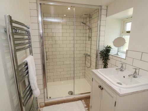 Ванна кімната в Harnham Hall Cottage