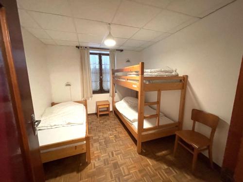 a room with two bunk beds and a bed at Maison Le Monêtier-les-Bains, 3 pièces, 5 personnes - FR-1-330F-211 in Le Monêtier-les-Bains