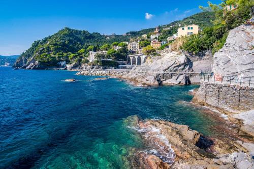 a view of the ocean from a cliff at Una Conchiglia sul Mare Attico vista Portofino in Zoagli