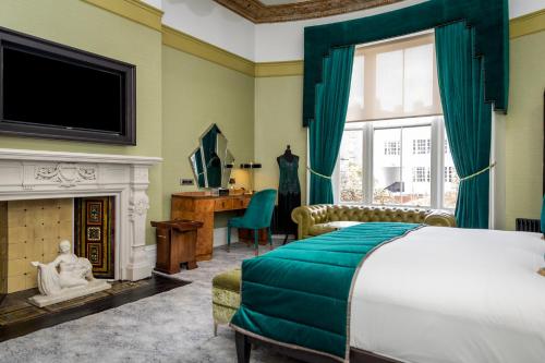 um quarto com uma cama e uma lareira em Number 31 em Dublin