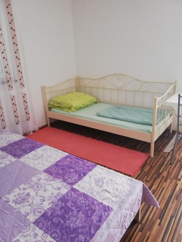 ファジャナにあるApartma Valbandonのベッドルーム(ベッド1台、キルト付)