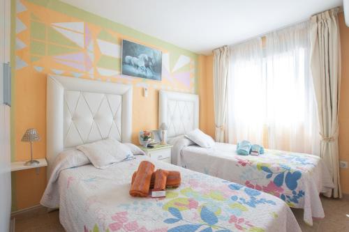 1 dormitorio con 2 camas y ventana en gcprestige en Estepona