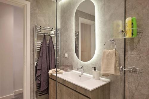 Chic Apt with All Comforts in the Heart of Athens!