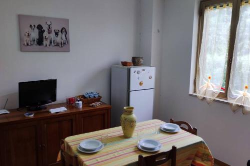 kuchnia ze stołem i lodówką w obiekcie Appartamento vista mare w mieście Nicotera Marina