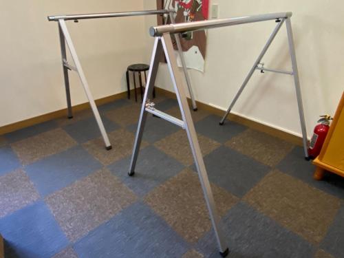 a metal stand in a room with a checkered floor at 光の宿 in Anan