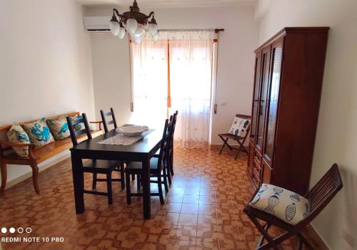 una sala da pranzo con tavolo e sedie di Casa Sara a Gaeta