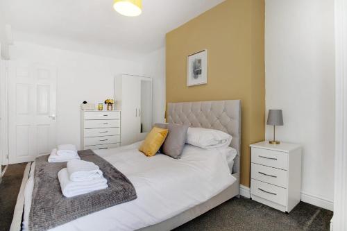 a bedroom with a large bed with white sheets and pillows at Elegantly 2-Bedroom in Ashington, Sleeps 3 in Ashington