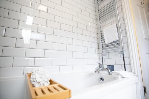 Ένα μπάνιο στο Elegantly 2-Bedroom in Ashington, Sleeps 3