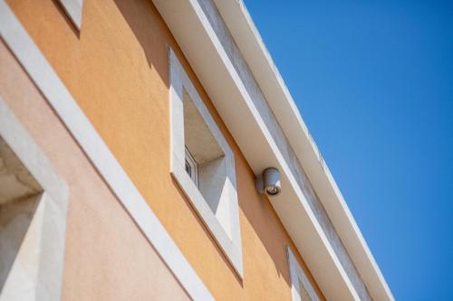 a window on the side of a building at Cascais Hotel in Cascais