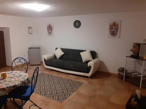 een woonkamer met een bank en een tafel bij Sicilia bedda in Palermo