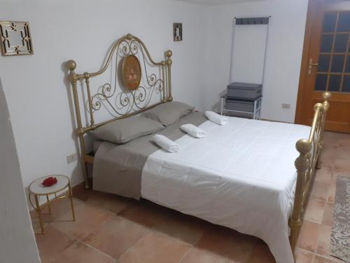 een slaapkamer met een groot wit bed met 2 kussens bij Sicilia bedda in Palermo