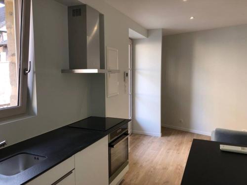une cuisine avec un évier et un plan de travail dans l'établissement #Le Lyautey - Appartement Duplex - Centre-ville, à Brive-la-Gaillarde