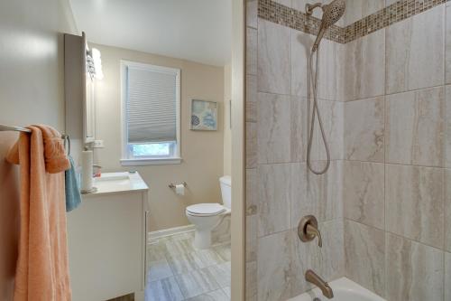ein Bad mit einer Dusche und einem WC in der Unterkunft Maryland Vacation Rental Walk to Beach 
