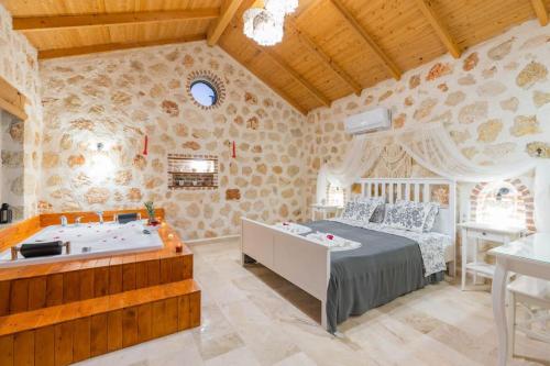 Postel nebo postele na pokoji v ubytování Kırlangıç Evi