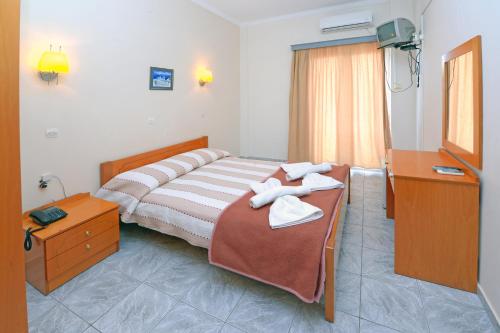 Giường trong phòng chung tại Veroniki Hotel