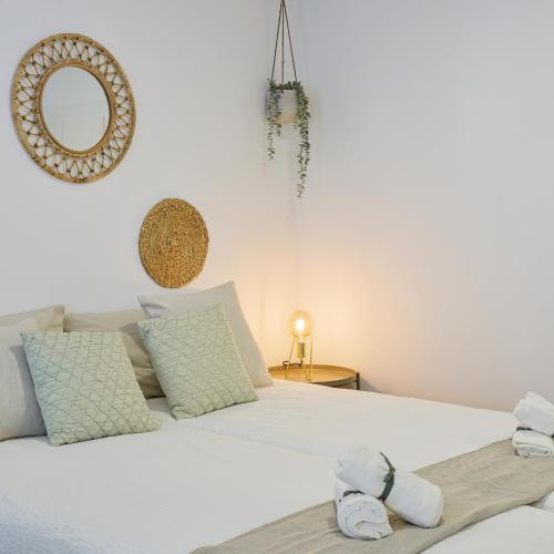 a bedroom with a white bed with towels on it at Chalet Marias - Parede beach apartments in Parede