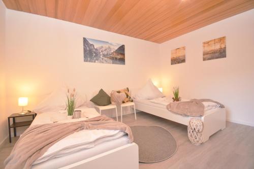 a bedroom with two beds and a table at CO07-HI Apartment in Coburg in Coburg