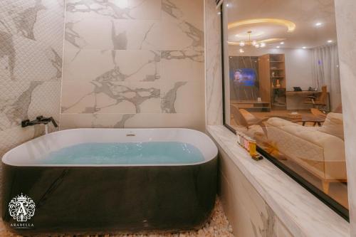 Arabella Residence في القاهرة: حمام مع حوض استحمام في الغرفة