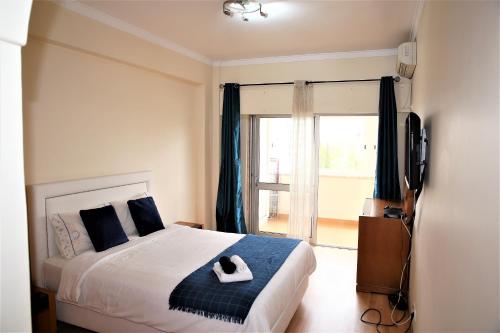 1 dormitorio con cama y ventana grande en Supreme Areeiro Luxury New, en Lisboa