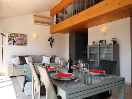 una sala da pranzo e un soggiorno con tavolo e sedie. di Apartment La Perouse D1-2 by Interhome a Le Bouveret