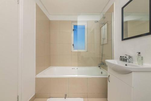 Ένα μπάνιο στο Horizon Bay 1505 by HMH