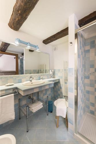 タルクイーニアにあるB&B I Tre Caminiの洗面台と鏡のあるバスルーム