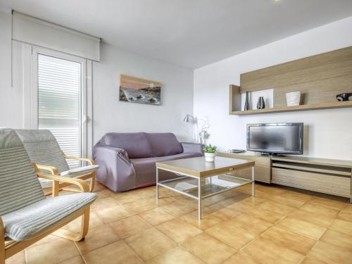 โทรทัศน์และ/หรือระบบความบันเทิงของ Apartment Platja de Roses-1 by Interhome