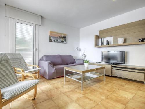 ein Wohnzimmer mit Sofa und Fernseher in der Unterkunft Apartment Platja de Roses-1 by Interhome in Roses
