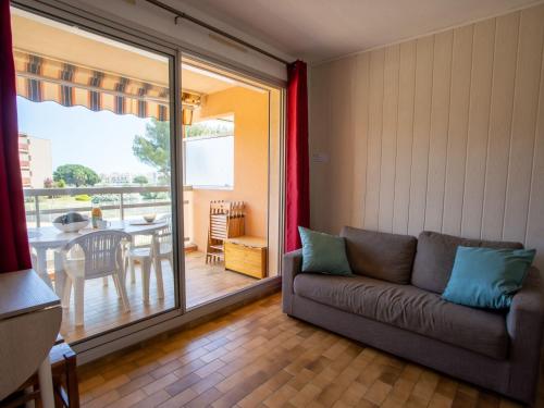 un salon avec un canapé et une table dans l'établissement Apartment Les Rives de la Favière-15 by Interhome, à La Favière