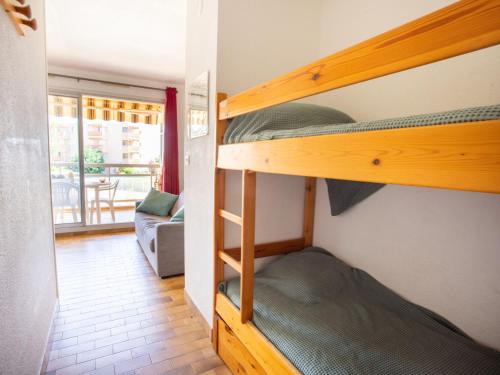 - une chambre avec 2 lits superposés et un salon dans l'établissement Apartment Les Rives de la Favière-15 by Interhome, à La Favière