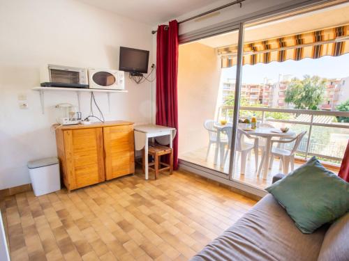 un salon avec un canapé et une table dans l'établissement Apartment Les Rives de la Favière-15 by Interhome, à La Favière