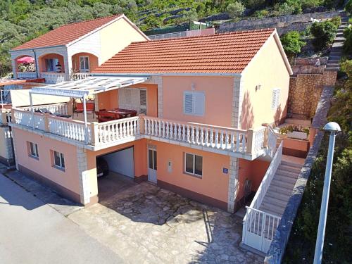 widok z powietrza na dom z balkonem w obiekcie Holiday Home Anderson by Interhome w mieście Prigradica