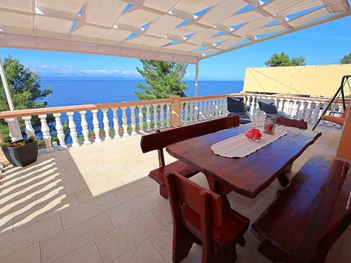 drewniany stół na patio z widokiem na ocean w obiekcie Holiday Home Anderson by Interhome w mieście Prigradica