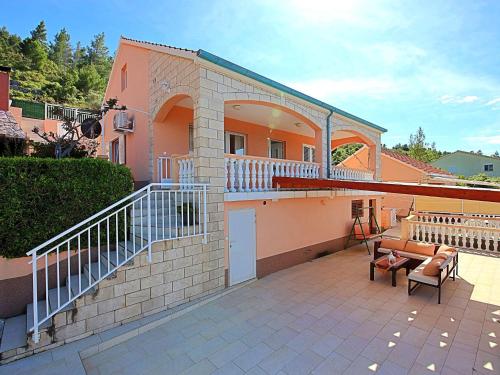 dom z balkonem i patio w obiekcie Holiday Home Damjanović by Interhome w mieście Prigradica