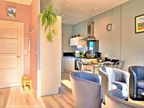 une cuisine et un salon avec une table et des chaises dans l'établissement Holiday Home La Corvette by Interhome, à Pléneuf-Val-André