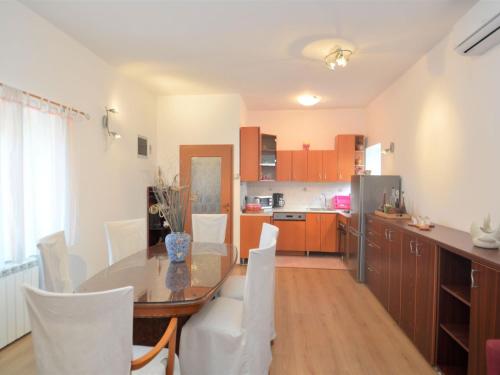 Kuchyňa alebo kuchynka v ubytovaní Apartment Franko 2 by Interhome