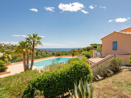 une image d'une villa avec piscine dans l'établissement Apartment Les Hauts des Issambres-12 by Interhome, aux Issambres