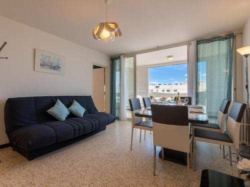 un salon avec un canapé et une salle à manger dans l'établissement Apartment La Résidence de la Mer-1 by Interhome, au Grau-du-Roi