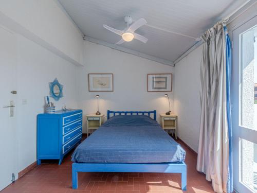 Tempat tidur dalam kamar di Holiday Home Les Brigantins-3 by Interhome