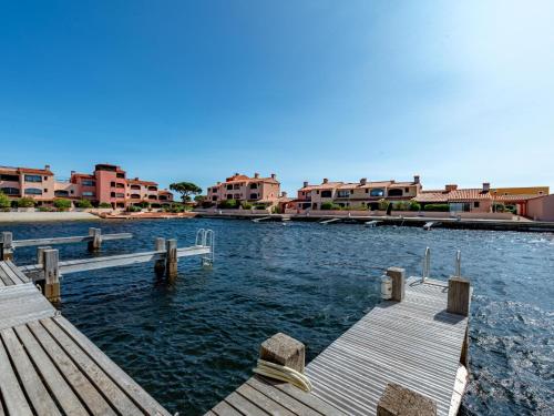 un quai dans une masse d'eau avec des bâtiments dans l'établissement Holiday Home Les Brigantins-3 by Interhome, à Port-Leucate